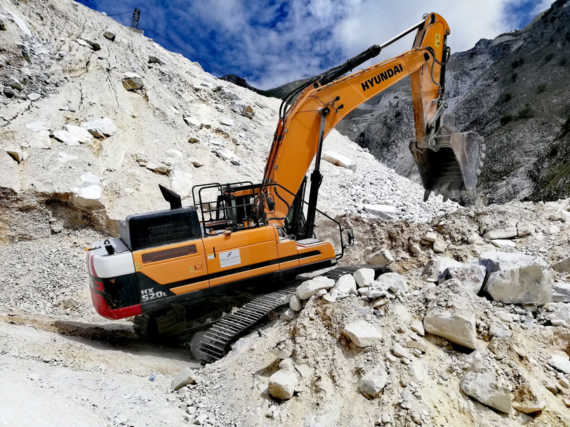 The Hyundai HX520L excavator plays a leading role in the marble quarry of Colonnata